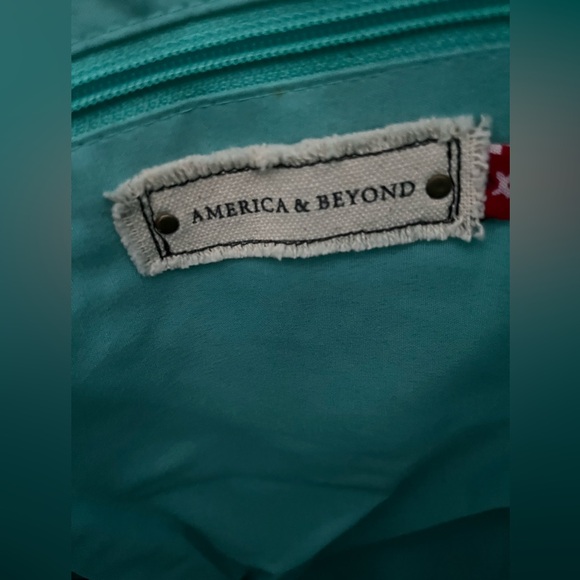 America and Beyond Straw Shoulder Bag - Picture 5 of 8